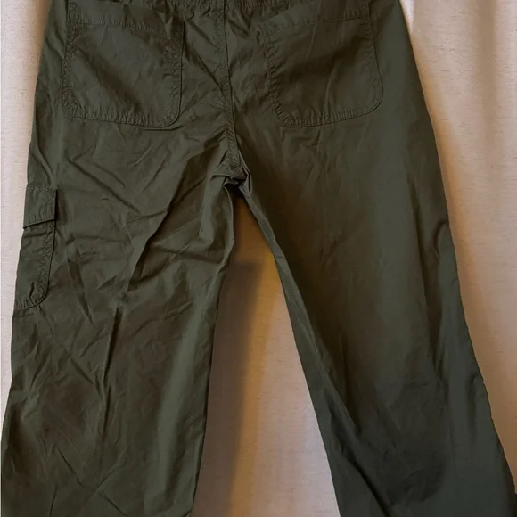 St. John's Bay Utility Mid Rise Capris - Picture 5 of 8